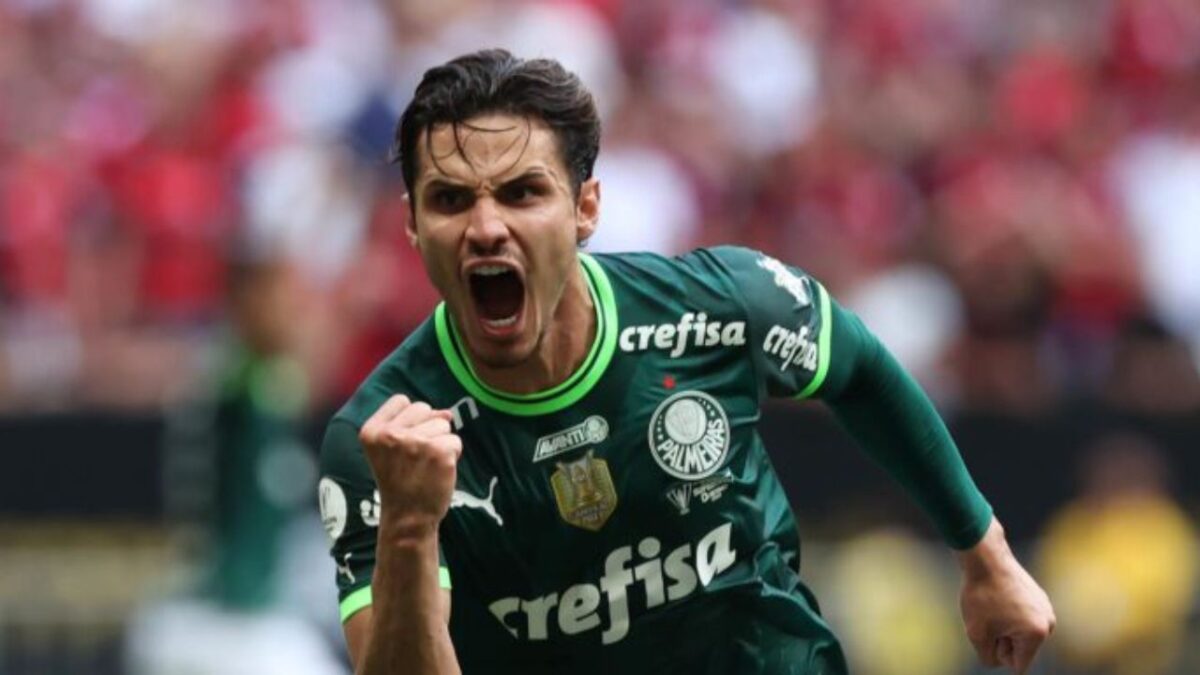 Meia Raphael Veiga comemorando gol em jogo do Palmeiras