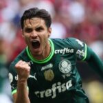 Meia Raphael Veiga comemorando gol em jogo do Palmeiras