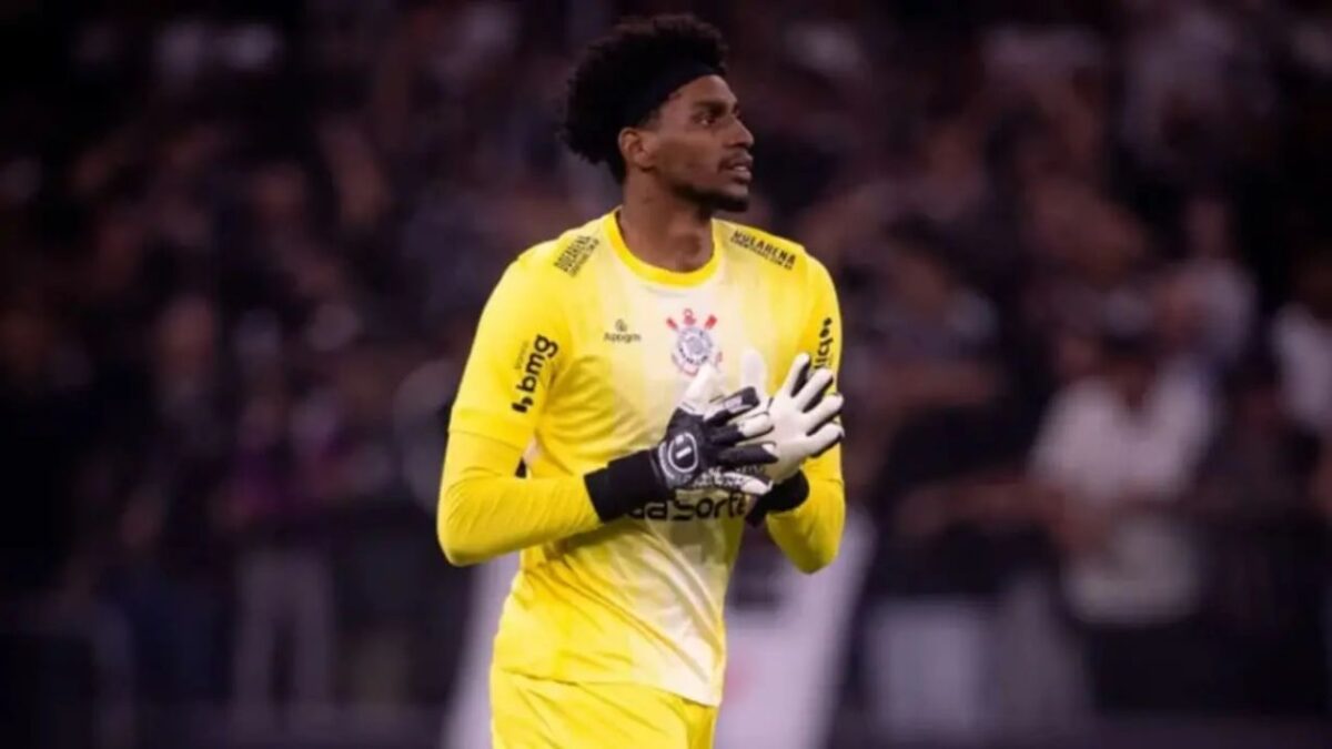 Hugo Souza, goleiro do Corinthians em campo