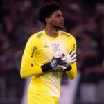 Hugo Souza, goleiro do Corinthians em campo
