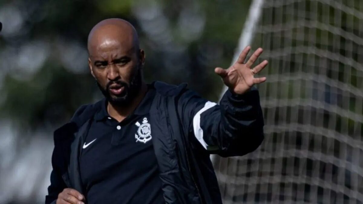 Executivo de futebol Fabinho Soldado em treino do Corinthians