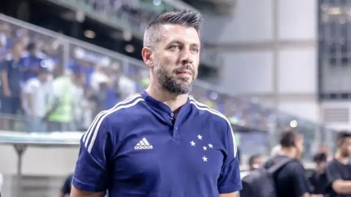 Técnico português Paulo Pezzolano, alvo do Internacional, na beira do campo pelo Cruzeiro