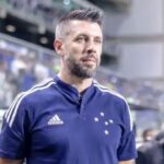 Técnico português Paulo Pezzolano, alvo do Internacional, na beira do campo pelo Cruzeiro