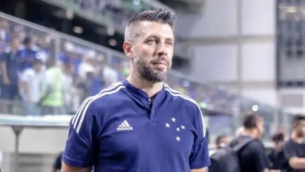 Técnico português Paulo Pezzolano, alvo do Internacional, na beira do campo pelo Cruzeiro