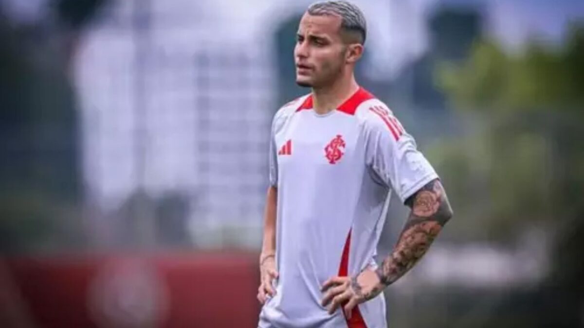 Volante Bruno Gomes em treino do Internacional de camisa branca