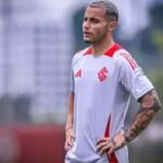 Volante Bruno Gomes em treino do Internacional de camisa branca