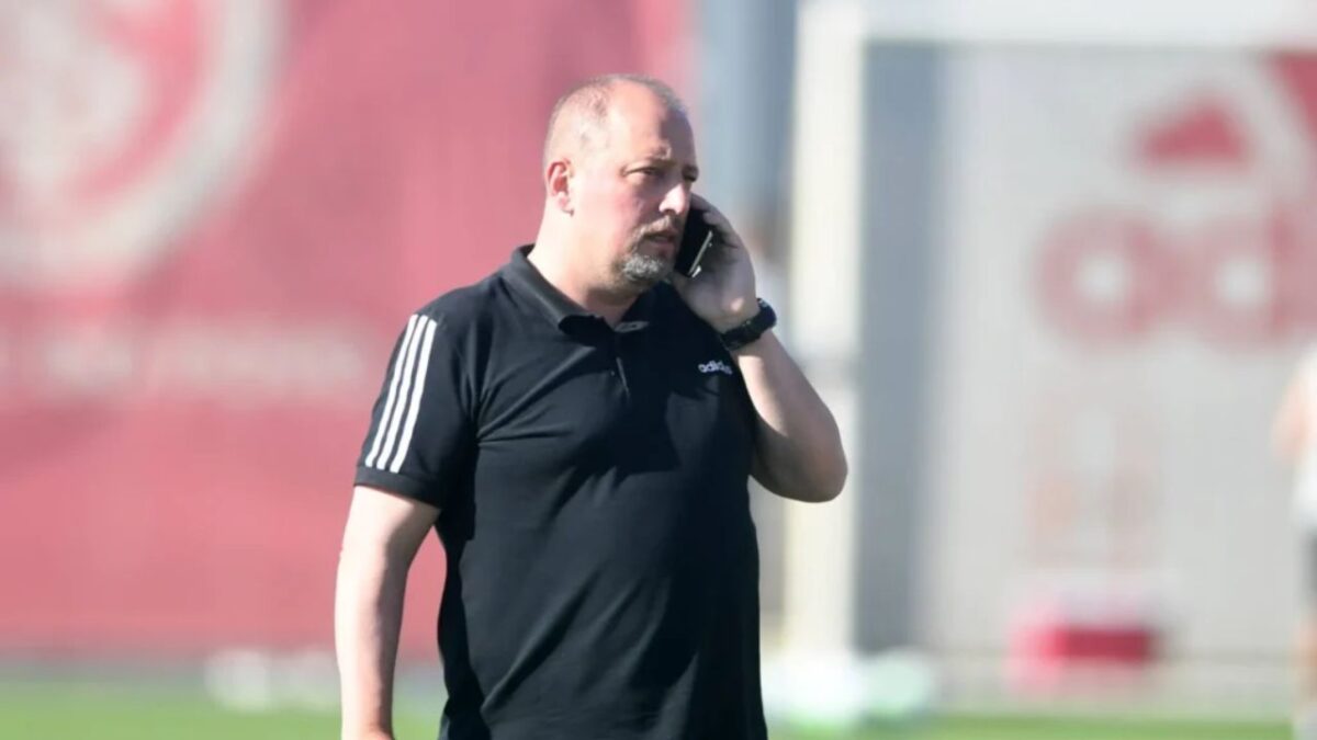 Presidente do Internacional, Alessandro Barcellos, com o celular no ouvido em treino da equipe
