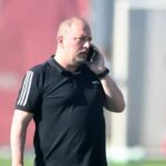 Presidente do Internacional, Alessandro Barcellos, com o celular no ouvido em treino da equipe