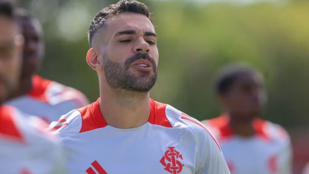 Volante Bruno Henrique em treino do Internacional