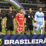 Foto oficial dos capitães de São Paulo (Rafael, direita) e Internacional (Alan Patrick, esquerda) com a arbitragem antes do jogo - Brasileirão, Vila Belmiro, 04/12/2025
