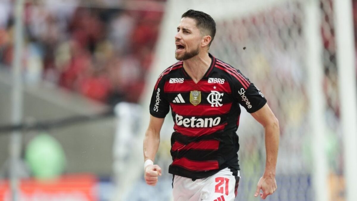 Volante Jorginho comemorando gol pelo Flamengo