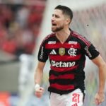 Volante Jorginho comemorando gol pelo Flamengo