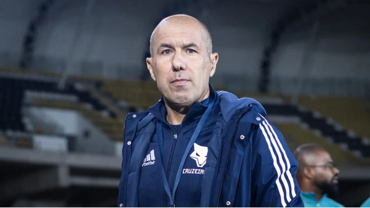 Leonardo Jardim, técnico do Cruzeiro, de casaco do clube na beira do campo em jogo da equipe