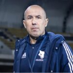 Leonardo Jardim, técnico do Cruzeiro, de casaco do clube na beira do campo em jogo da equipe