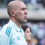 Leonardo Jardim, técnico do Cruzeiro, na beira do campo em jogo da equipe