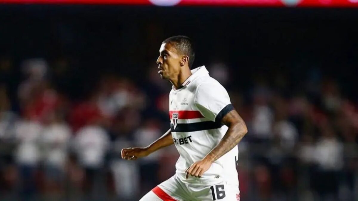 Volante Luiz Gustavo em campo pelo São Paulo