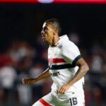 Volante Luiz Gustavo em campo pelo São Paulo