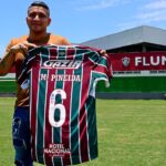 Lateral-esquerdo equatoriano Mario Pineida quando foi apresentado no Fluminense, em 2022