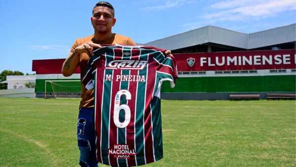 Lateral-esquerdo equatoriano Mario Pineida quando foi apresentado no Fluminense, em 2022