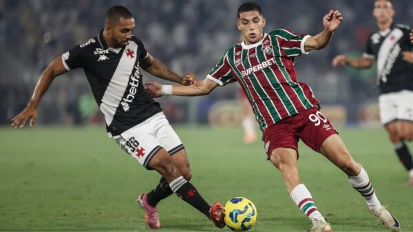 Paulo Henrique (E) e Serna (D) disputando a bola em Vasco x Fluminense - Copa do Brasil, Maracan&atilde;, 11/12/2025