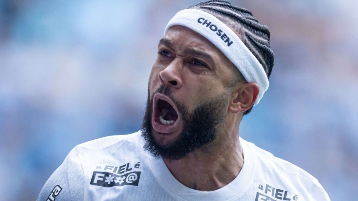 Atacante holandês Memphis Depay em jogo do Corinthians