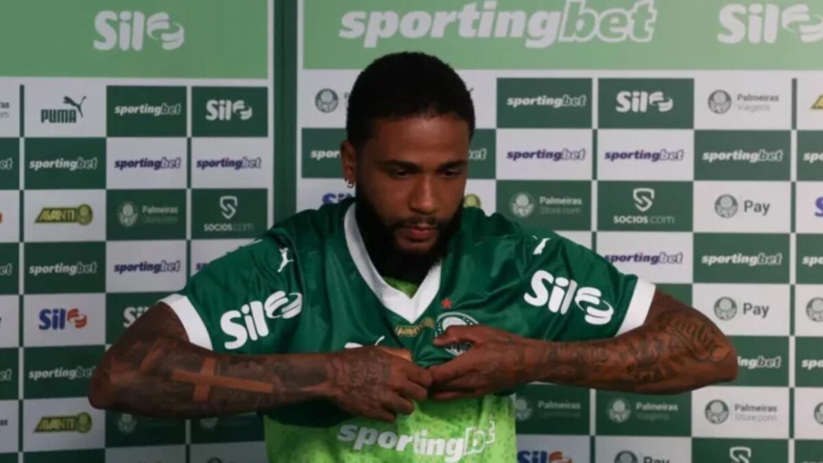 Zagueiro Micael em sua apresentação pelo Palmeiras, colocando a camisa do clube