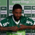 Zagueiro Micael em sua apresentação pelo Palmeiras, colocando a camisa do clube