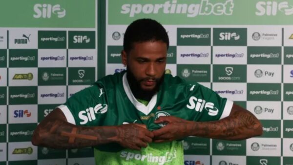 Zagueiro Micael em sua apresentação pelo Palmeiras, colocando a camisa do clube