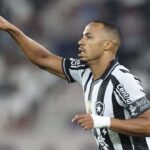 Volante Marlon Freitas em jogo do Botafogo
