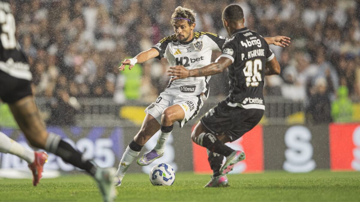 Meia Gustavo Scarpa com a bola e lateral-direito Paulo Henrique na marcação - Atlético-MG x Vasco do primeiro turno do Brasileirão - São Januário, 10/08/2025