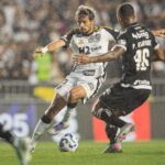Meia Gustavo Scarpa com a bola e lateral-direito Paulo Henrique na marcação - Atlético-MG x Vasco do primeiro turno do Brasileirão - São Januário, 10/08/2025