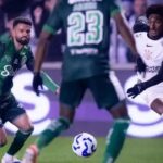 Talles Magno (direita), Jadson (esquerda) indo em direção a bola em Corinthians x Juventude do primeiro turno do Brasileirão - Alfredo Jaconi, 11/08/2025