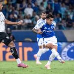 Lucas Romero com a bola e Marlon Freitas acompanhando o lance em Cruzeiro x Botafogo - Brasileirão, Mineirão, 04/12/2025