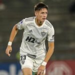 Zagueiro chileno Iván Román em campo pelo Atlético-MG, de uniforme branco