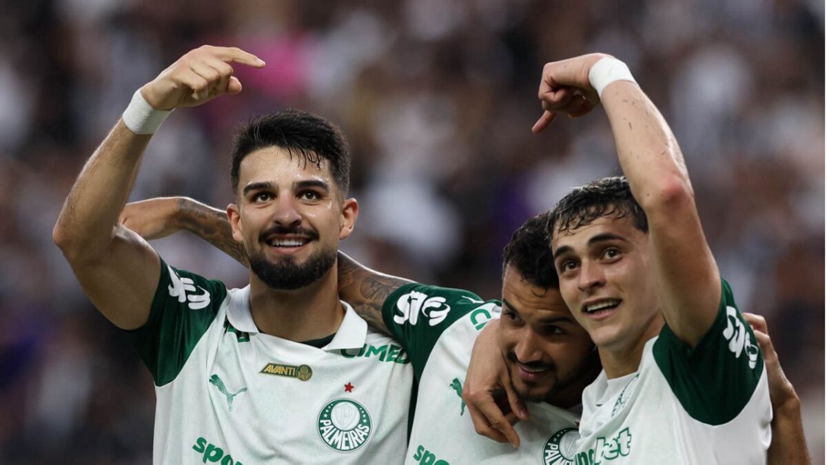 Flaco López (E), Jefté (meio) e Ramón Sosa (D) comemorando gol do Palmeiras contra o Ceará - Brasileirão, 08/12/2025