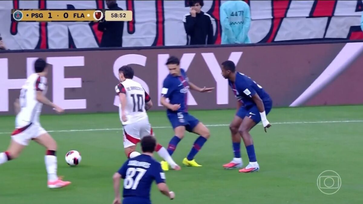 Lance do pênalti marcado para o Flamengo contra o PSG - decisão da Copa Intercontinental 2025