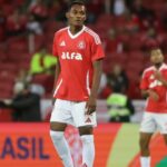 Atacante Raykonnen, no radar do Grêmio, em campo pelo Internacional