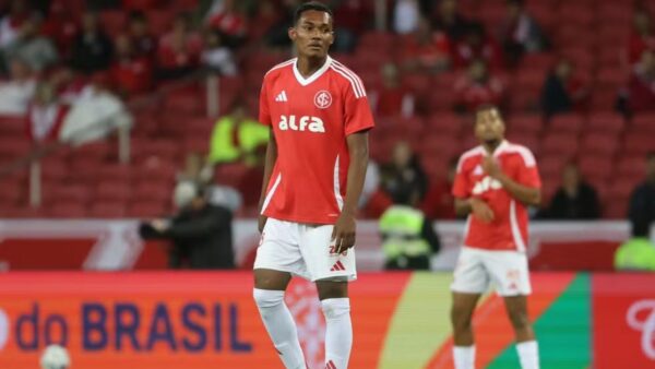 Atacante Raykonnen, no radar do Grêmio, em campo pelo Internacional