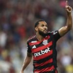Juninho agradecendo à Deus em jogo do Flamengo após fazer gol