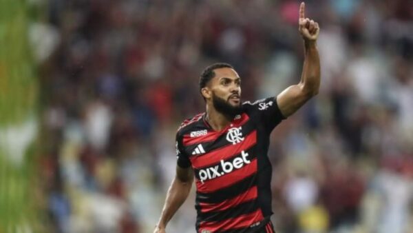 Juninho agradecendo à Deus em jogo do Flamengo após fazer gol