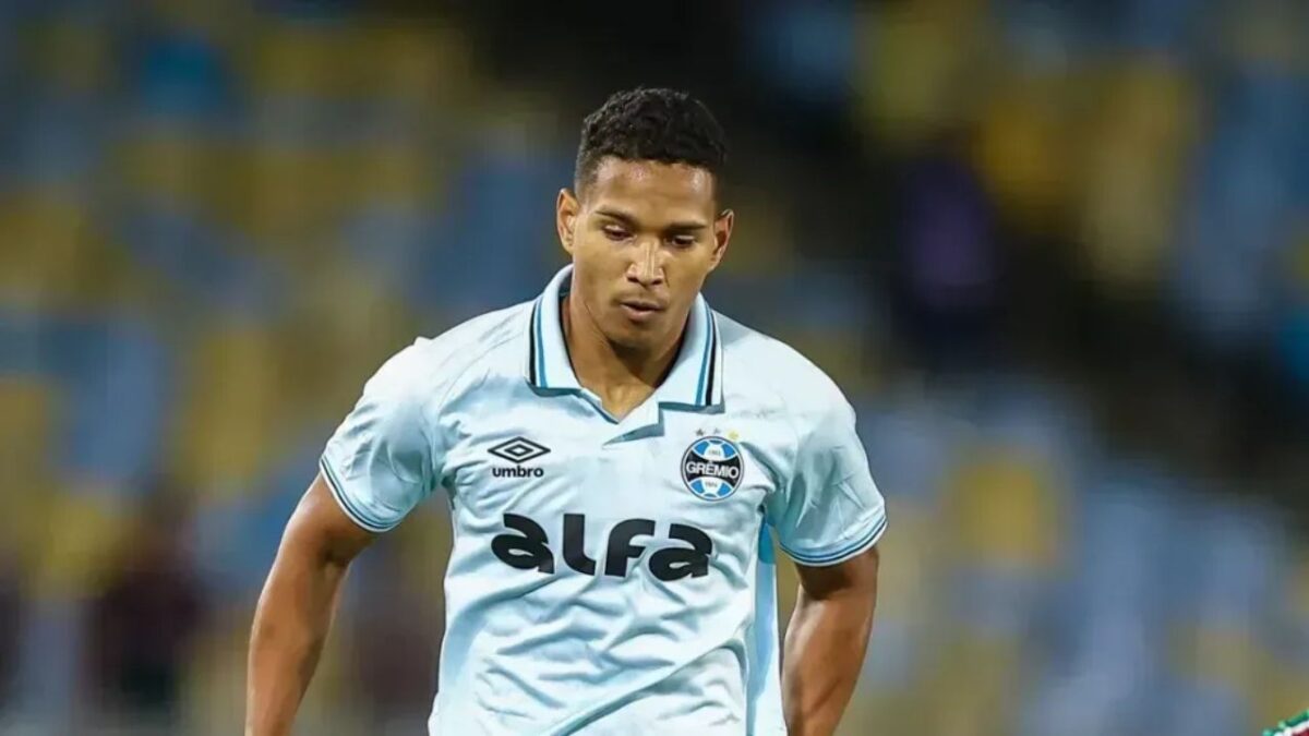 Lateral-direito João Lucas em campo pelo Grêmio, com a camisa celeste do clube