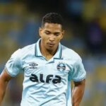 Lateral-direito João Lucas em campo pelo Grêmio, com a camisa celeste do clube