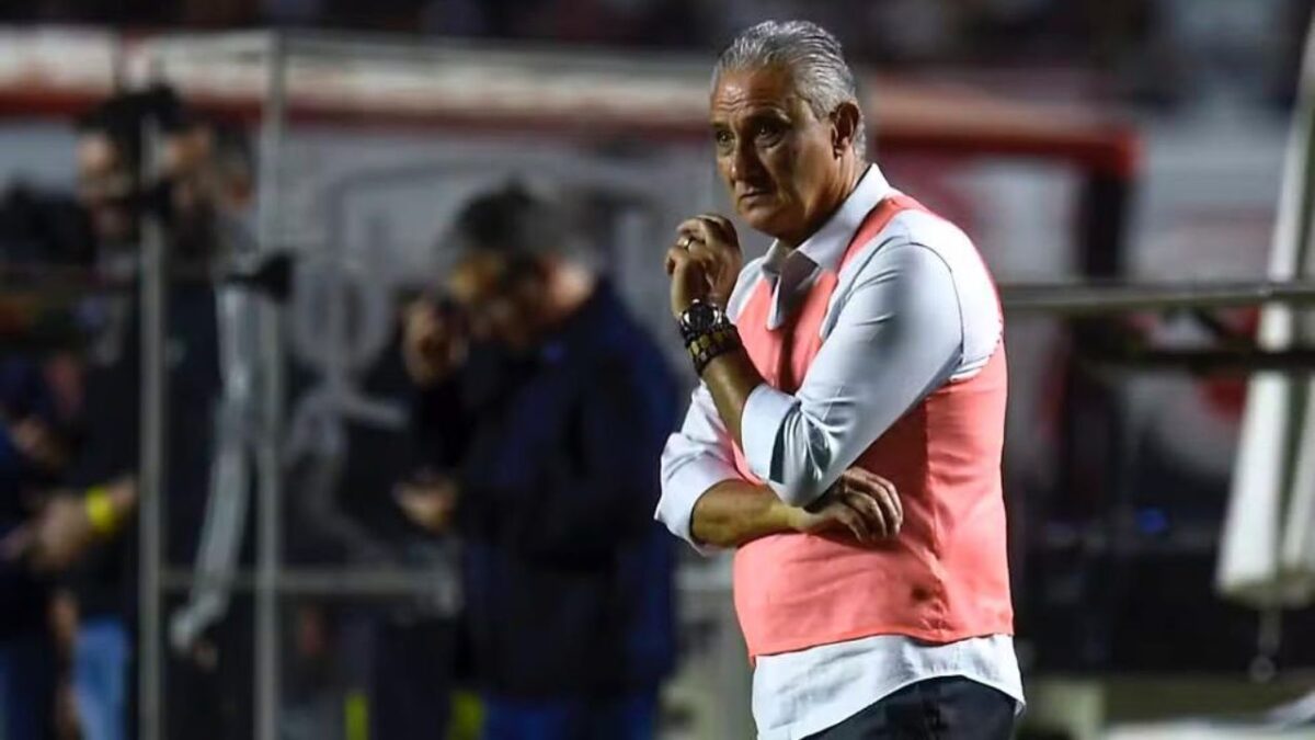 Tite na beira do campo como técnico do Flamengo