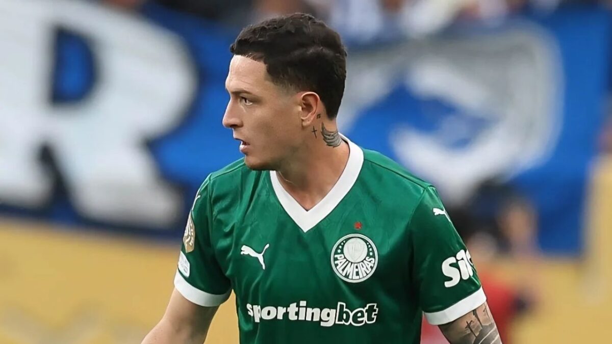 Volante Aníbal Moreno em campo pelo Palmeiras
