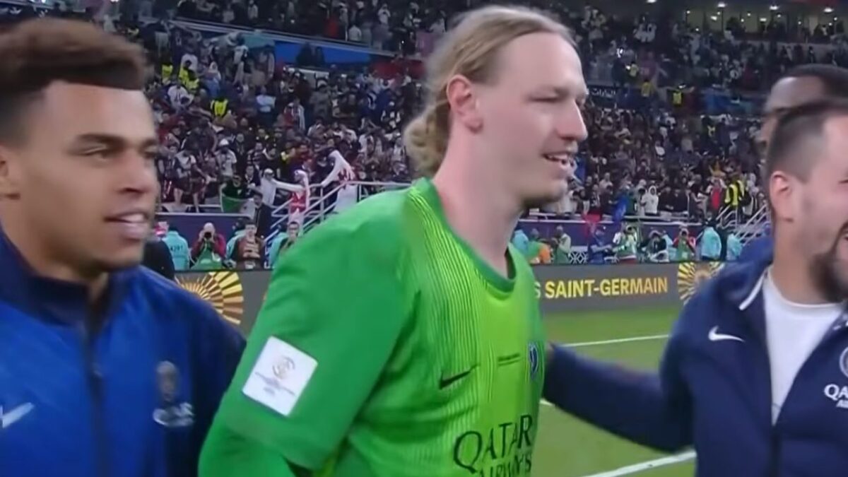 Goleiro Safonov comemorando o título do PSG sobre o Flamengo na Copa Intercontinental - 17/12/2025, Doha, Catar