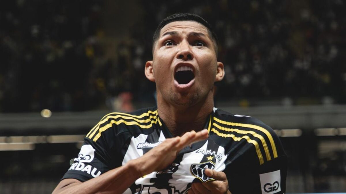 Rony destacando o escudo do Atlético-MG na camisa em jogo do clube