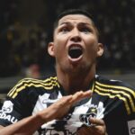 Rony destacando o escudo do Atlético-MG na camisa em jogo do clube