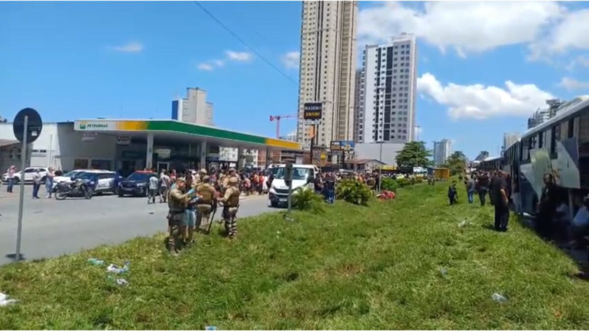 Polícia Militar no local da ocorrência - santistas foram presos após ataque contra ônibus da torcida do Internacional