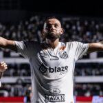 Guilherme comemorando gol de braços abertos em jogo do Santos, com Neymar e Gil ao fundo na foto