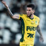 Zagueiro Jemmes comemorando gol em jogo do Mirassol - São Paulo tem interesse na contratação do jogador